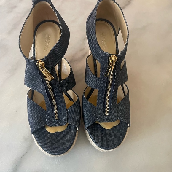 Beautiful Micheal Kors Sandals - Picture 2 of 3